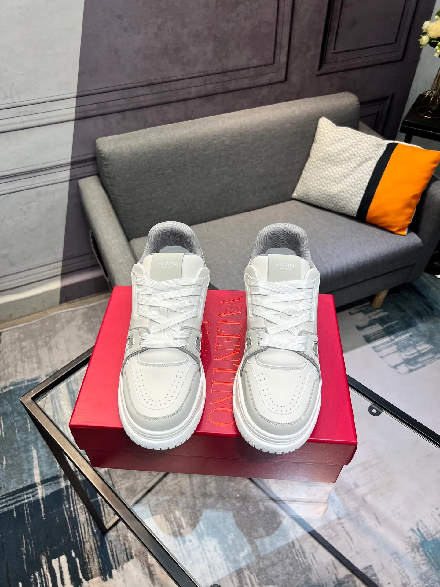 Men's Men's Shoes 💰660 Valentino 2023 early autumn new star shoes are now online! Wang Hedi and Ren Jialun have been worn by many celebrities. Who can refuse the same couple shoes as Wang Hedi! The design of Stars Stab My Heart is cool and spicy. The material of the shoes is cowhide, and every color is beautiful! Size 35-40, men’s size 39-44 (women’s 41, men’s 38, 45🉑️customized)